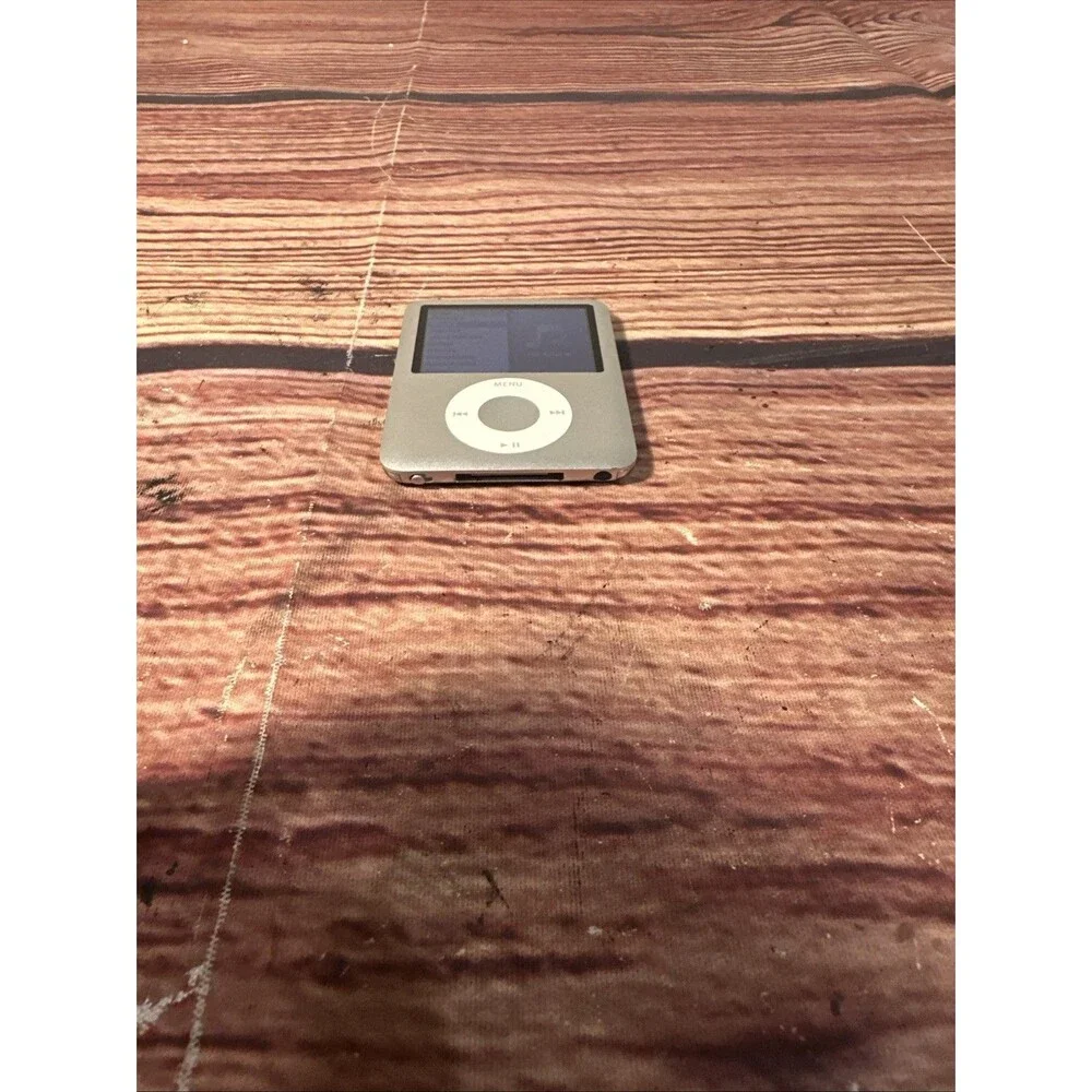 Apple iPod Nano 3rd Generation 8GB A1236 - WORKING